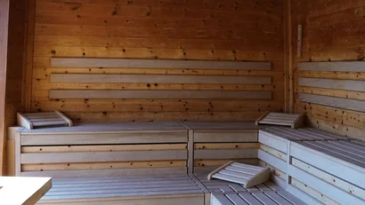 Leere Holzsauna mit mehrstufigen Bänken und Rückenlehnen