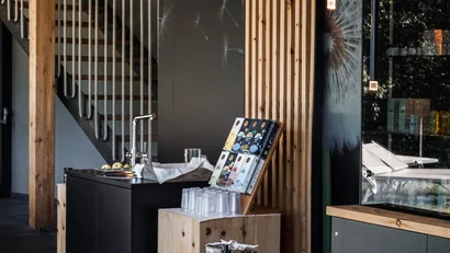 Moderner Empfangsbereich mit Holzverkleidung und schwarzer Theke