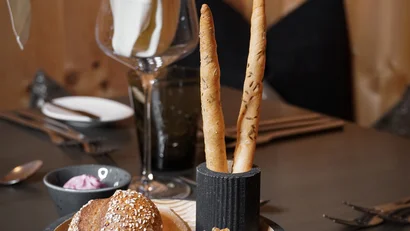 Verschiedene Brotsorten auf einem gedeckten Tisch in rustikalem Ambiente