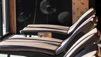 Leere Liegestühle in einem Raum mit Löwenzahn-Wandbild